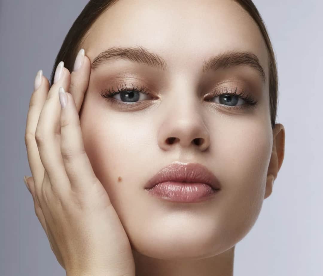 Puder rozświetlający Douglas – odkryj tajemnice promiennej cery