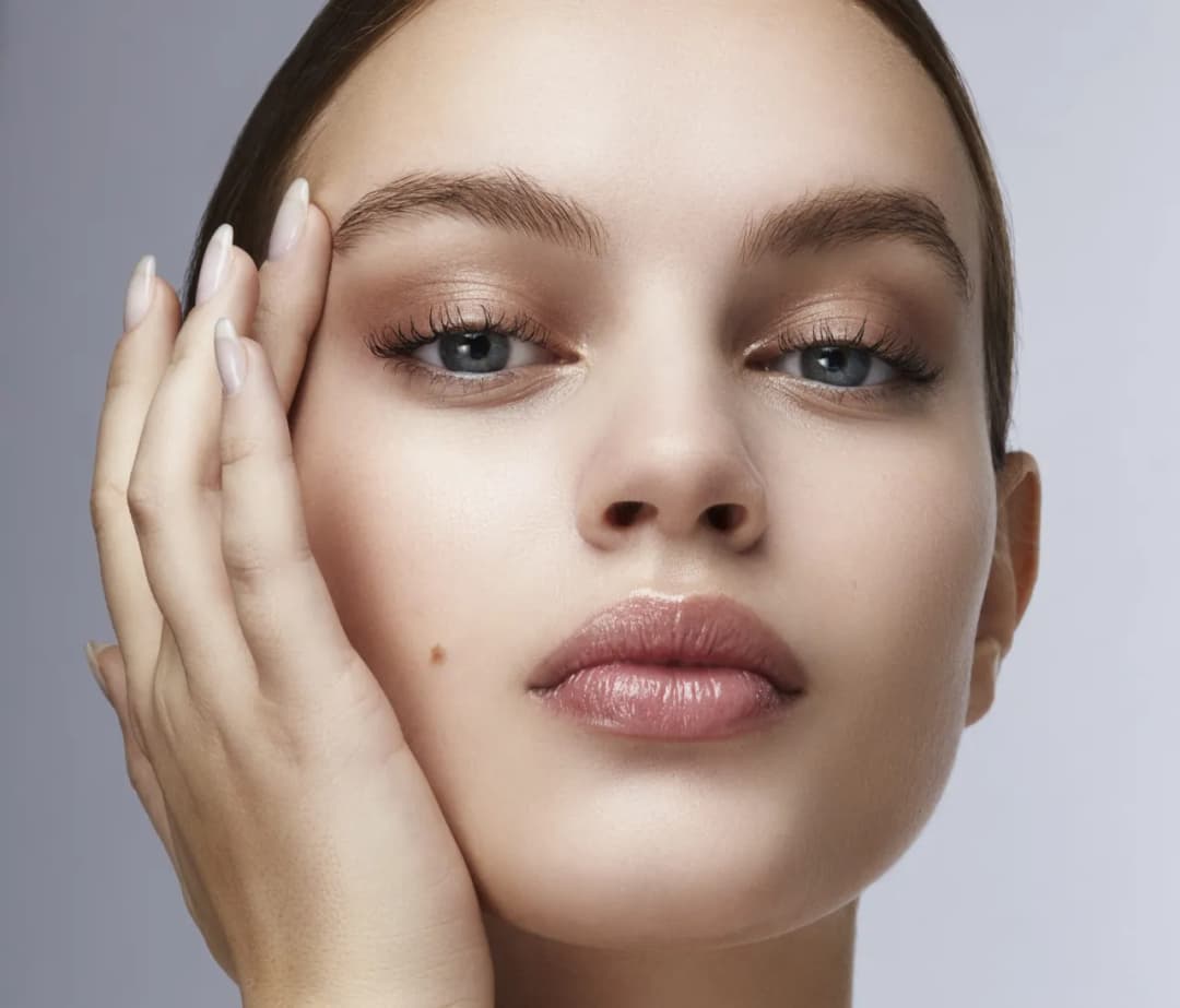 Puder rozświetlający Douglas – odkryj tajemnice promiennej cery