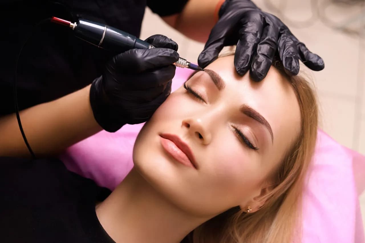 Dlaczego nie można pić kawy przed makijażem permanentnym? Uniknij problemów