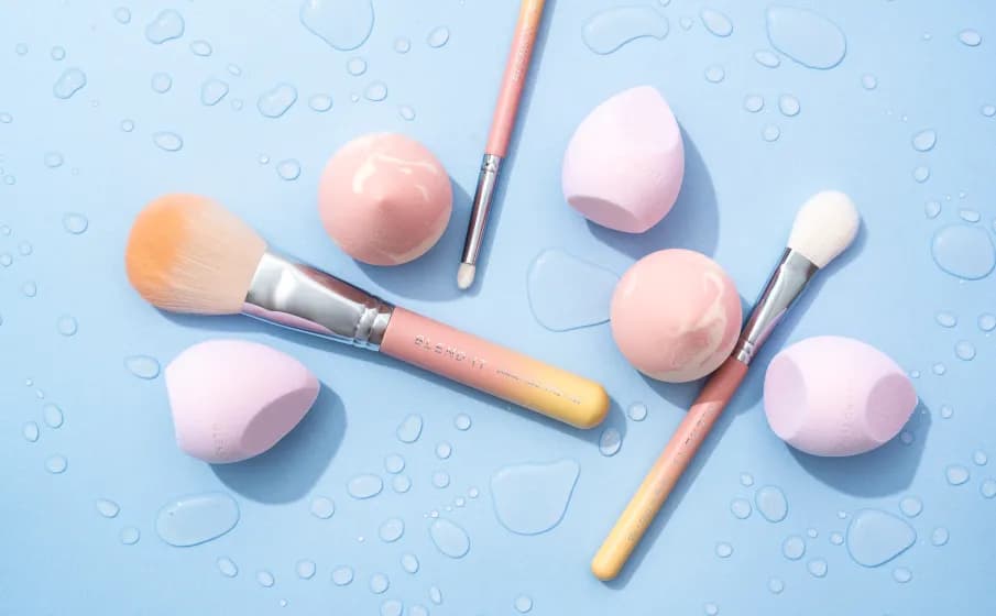 Czym czyścić pędzle do makijażu, aby uniknąć bakterii i zniszczeń