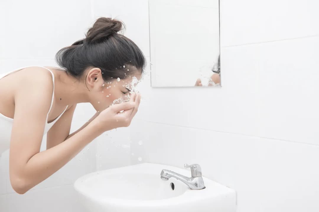 Jak prawidłowo zmywać makijaż, aby uniknąć podrażnień skóry