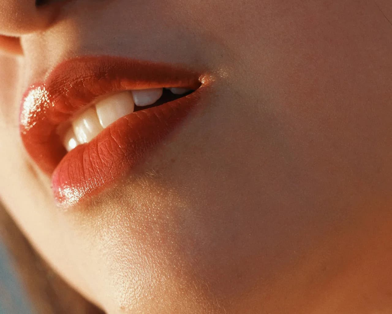 Ile kosztuje 1 ml kwasu hialuronowego w usta? Sprawdź ceny w klinikach