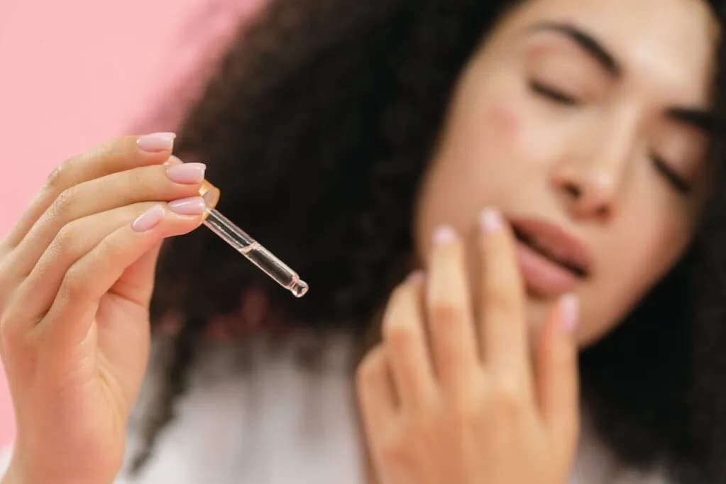 Czy można łączyć kwas hialuronowy z retinolem? Odkryj korzyści i ryzyko